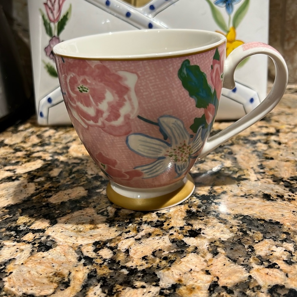 Tea or coffee in a lovely cup by The English Mug Company 💕